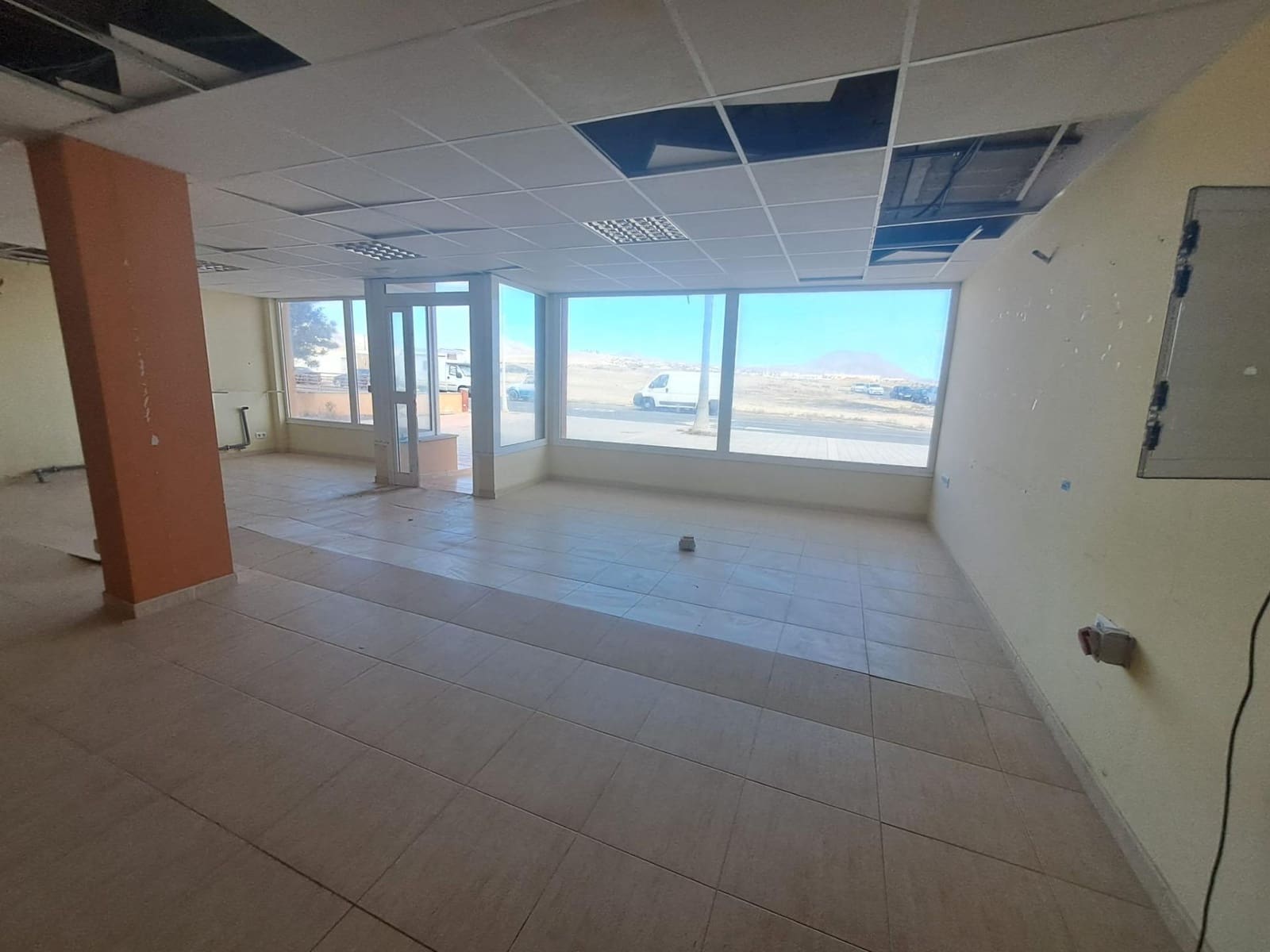 Commercial for sale in Parque Holandes - € 89,900 (Ref: 8523038)