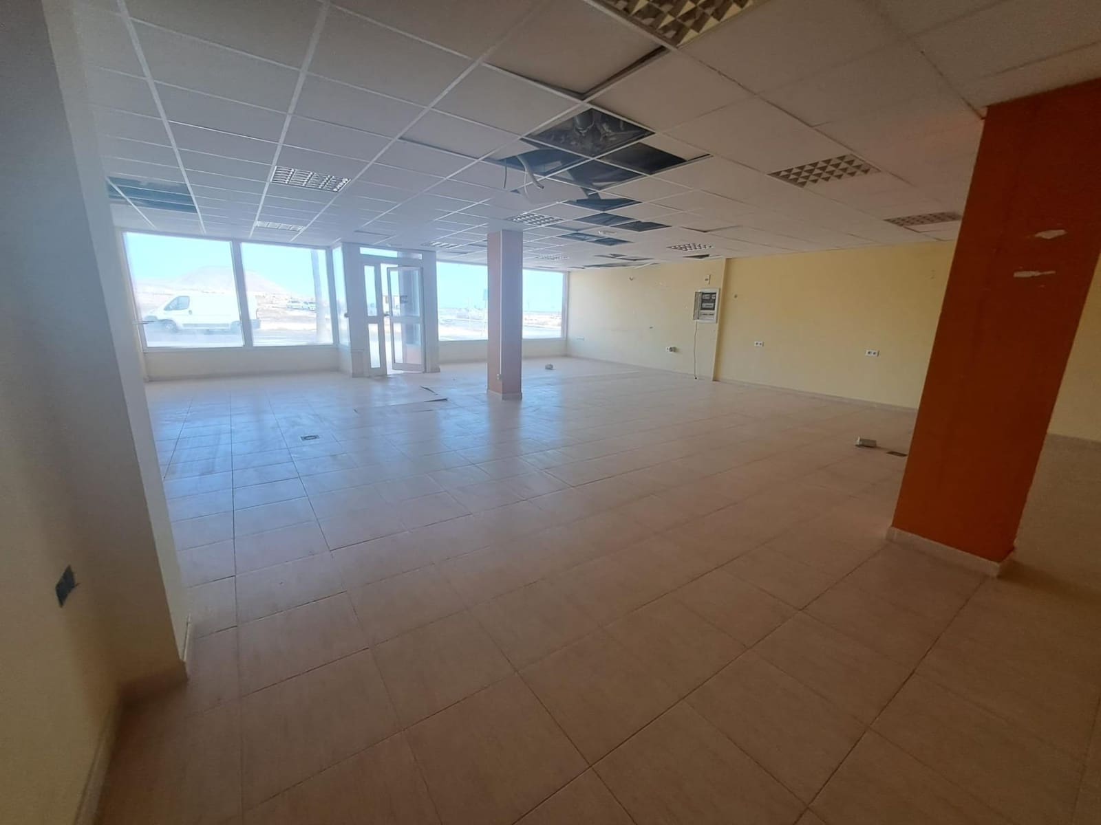 Commercial for sale in Parque Holandes - € 89,900 (Ref: 8523038)