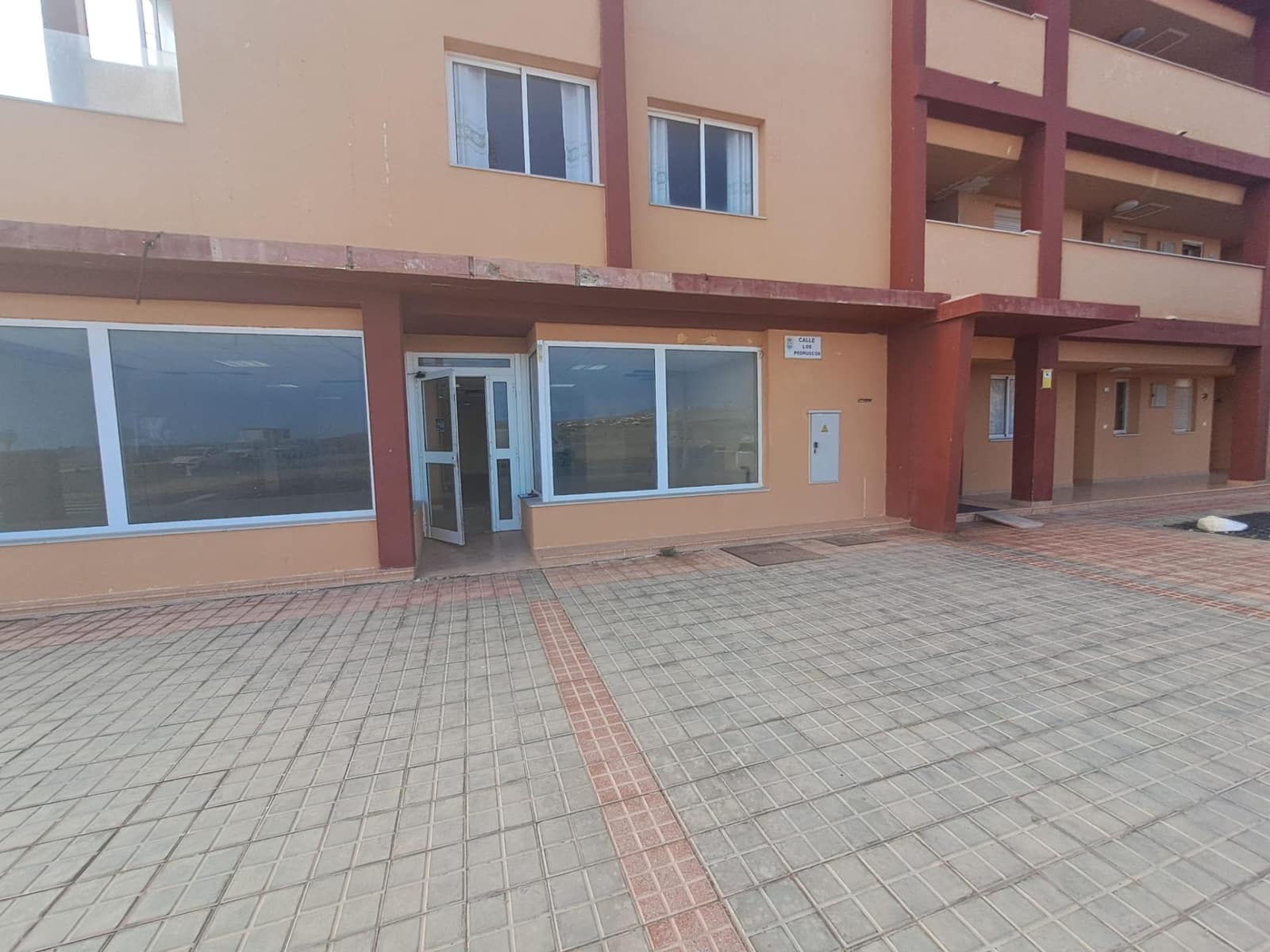 Commercial for sale in Parque Holandes - € 89,900 (Ref: 8523038)