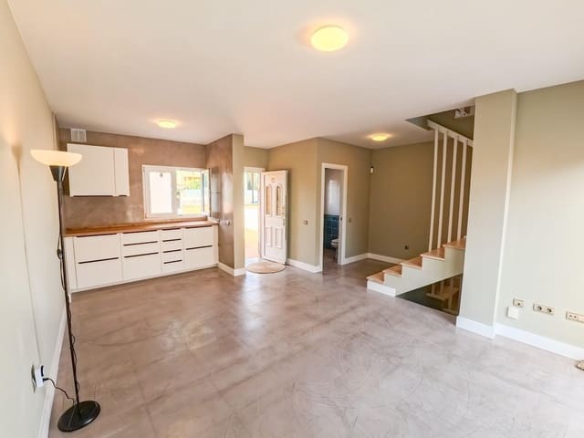 3 slaapkamer Rijtjeshuis te koop in Corralejo, La Oliva met zwembad - € 480.000 (Ref: 8670670)