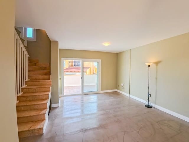 3 slaapkamer Rijtjeshuis te koop in Corralejo, La Oliva met zwembad - € 480.000 (Ref: 8670670)