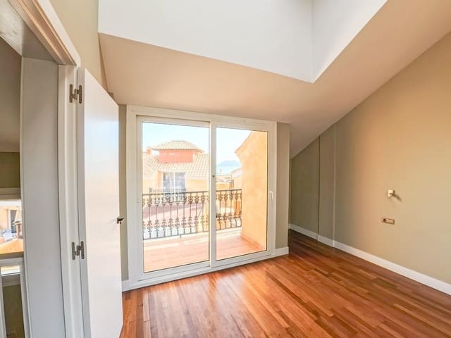 3 slaapkamer Rijtjeshuis te koop in Corralejo, La Oliva met zwembad - € 480.000 (Ref: 8670670)