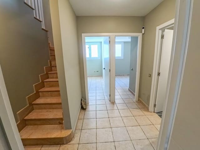 3 slaapkamer Rijtjeshuis te koop in Corralejo, La Oliva met zwembad - € 480.000 (Ref: 8670670)