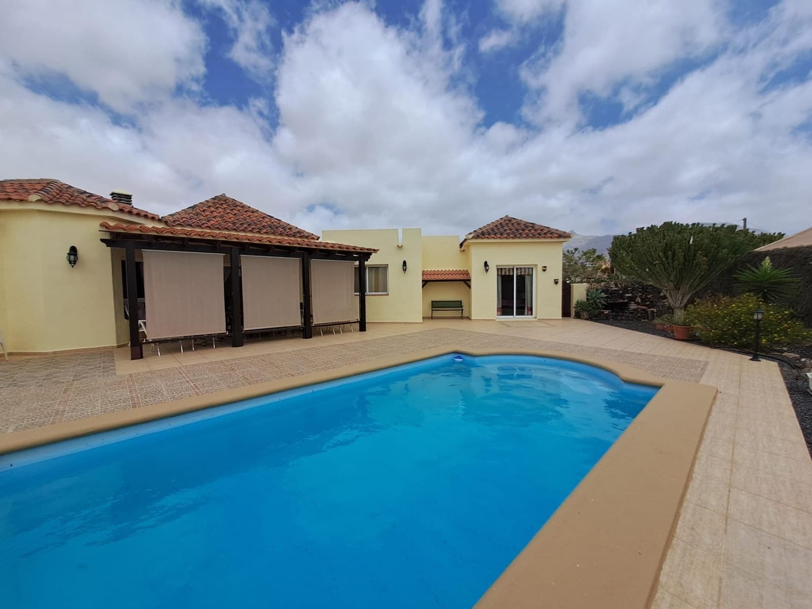 3 sypialnia Willa na sprzedaż w La Oliva z basenem garażem - 580 000 € (Ref: 9436113)