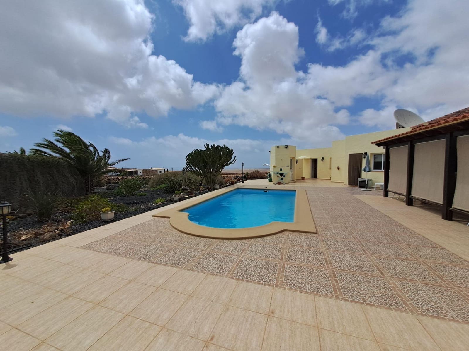 3 sypialnia Willa na sprzedaż w La Oliva z basenem garażem - 580 000 € (Ref: 9436113)