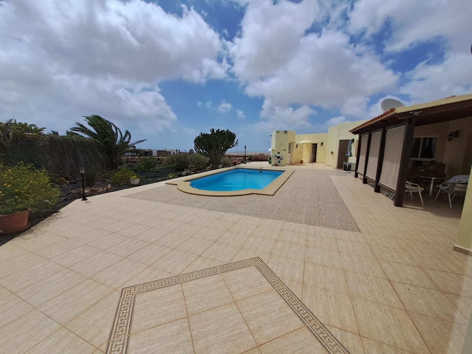 3 sypialnia Willa na sprzedaż w La Oliva z basenem garażem - 580 000 € (Ref: 9436113)