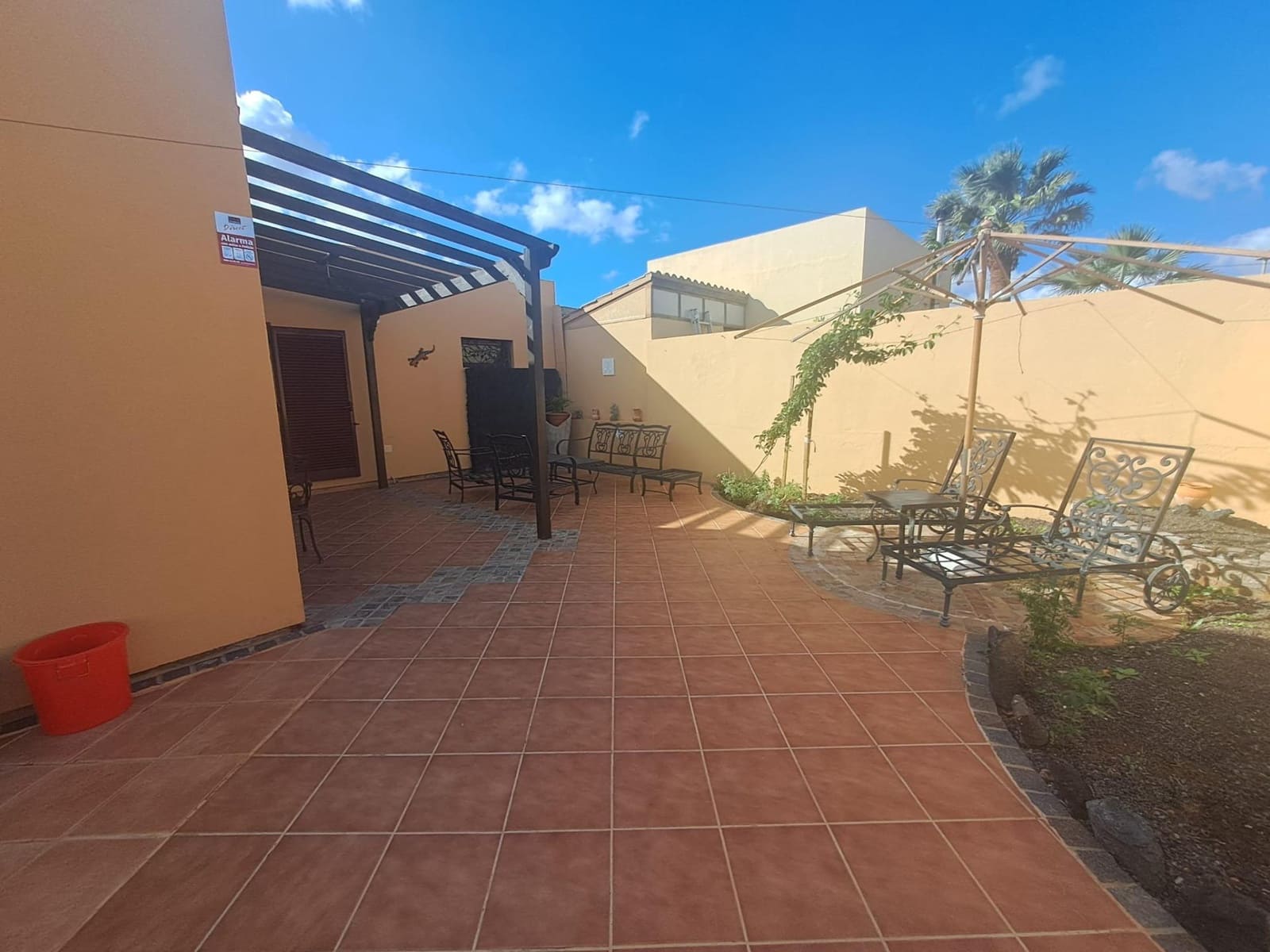 2 sovrum Semi-fristående Villa till salu i Corralejo med pool - 375 000 € (Ref: 9497579)