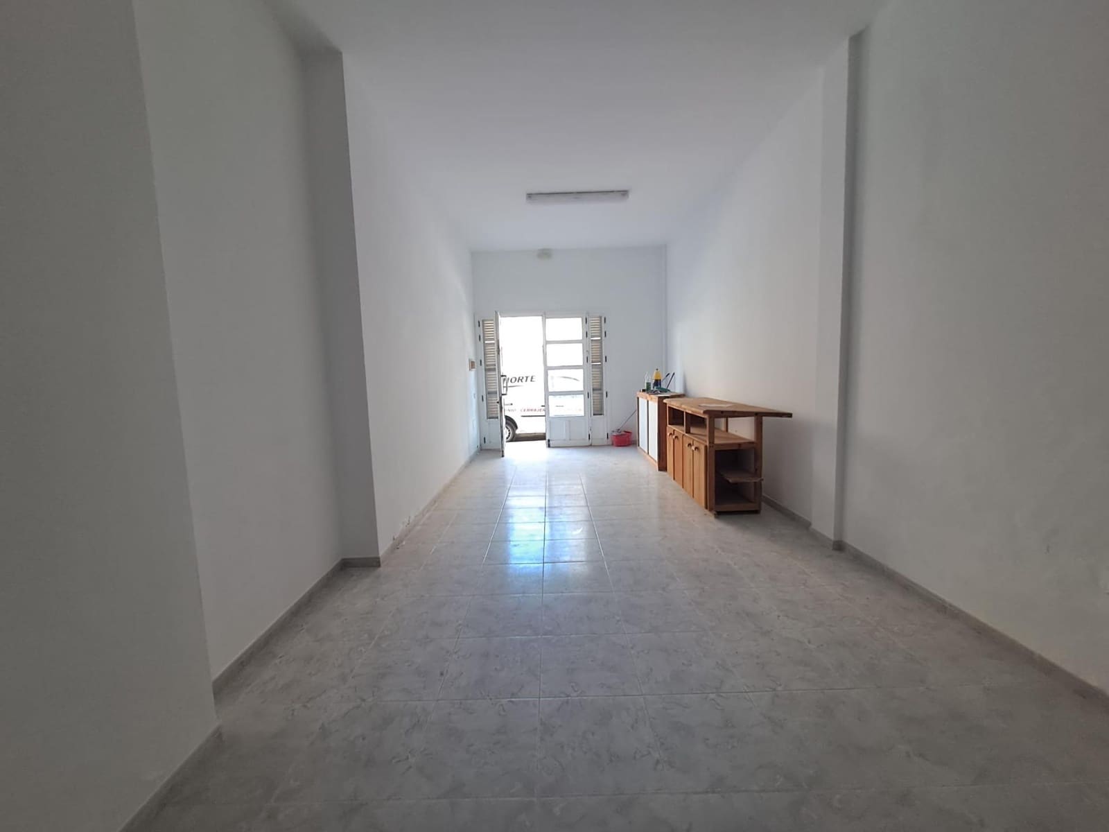 Commercial for sale in Corralejo - € 190,000 (Ref: 9586746)