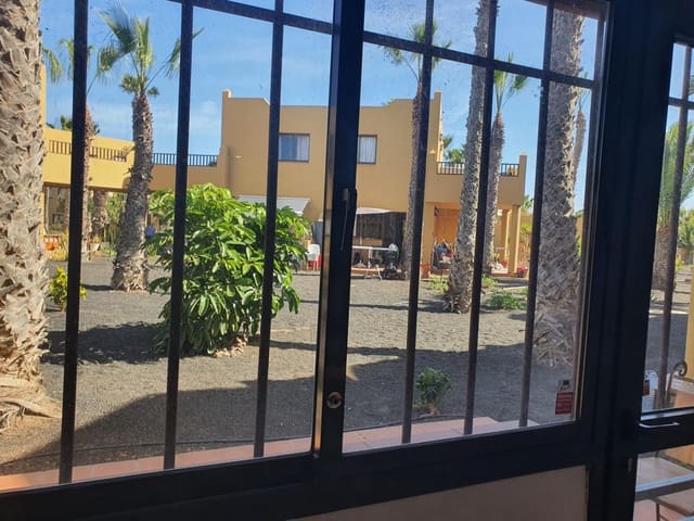 2 slaapkamer Flat te koop in Corralejo, La Oliva met zwembad - € 171.200 (Ref: 9656296)