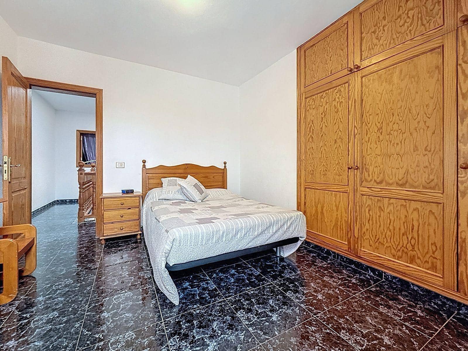 4 chambre Entreprise à vendre à Antigua - 370 000 € (Ref: 9934407)