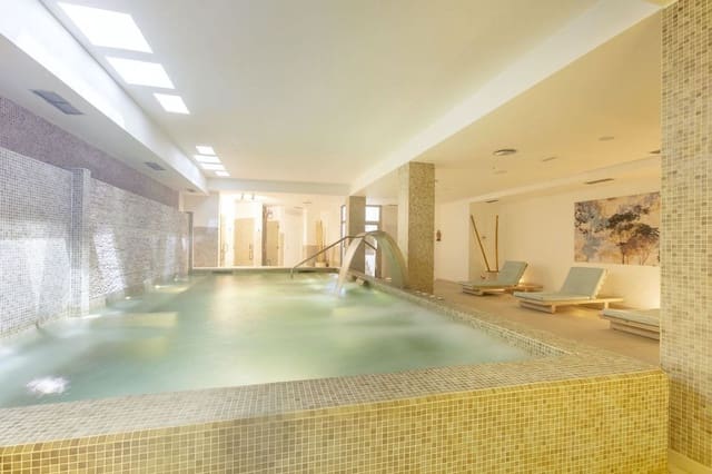 Apartamento de 2 habitaciones en Los Naranjos, Marbella en venta con piscina garaje - 445.000 € (Ref: 10007131)
