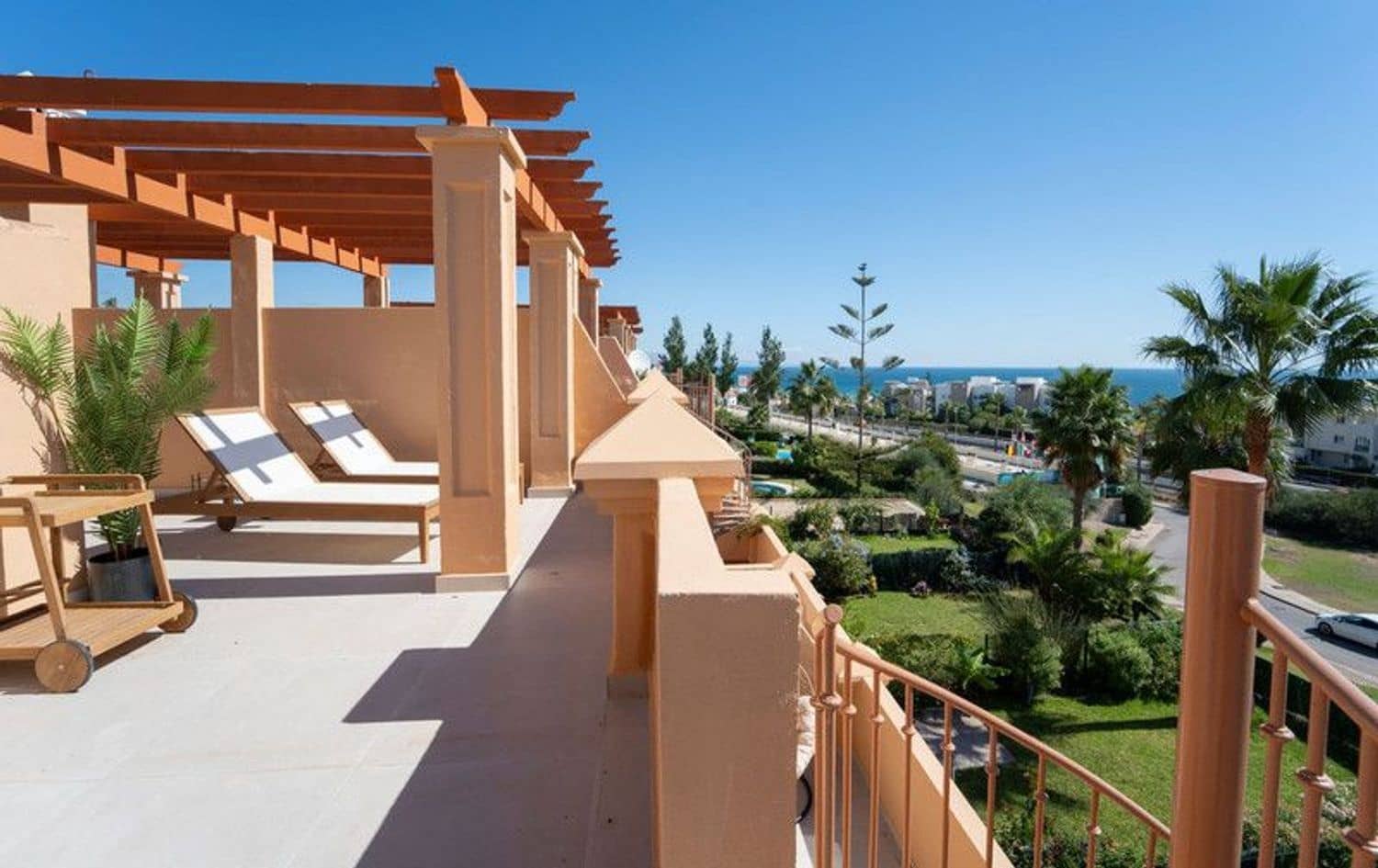 3 soveværelse Byhus til salg i Estepona med swimmingpool garage - € 599.000 (Ref: 10057909)