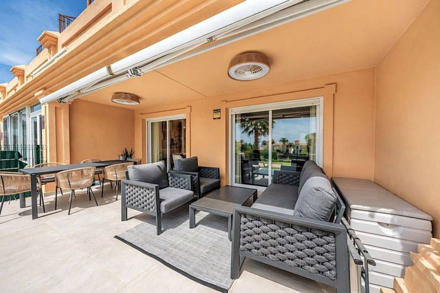 3 soveværelse Byhus til salg i Estepona med swimmingpool garage - € 599.000 (Ref: 10057909)