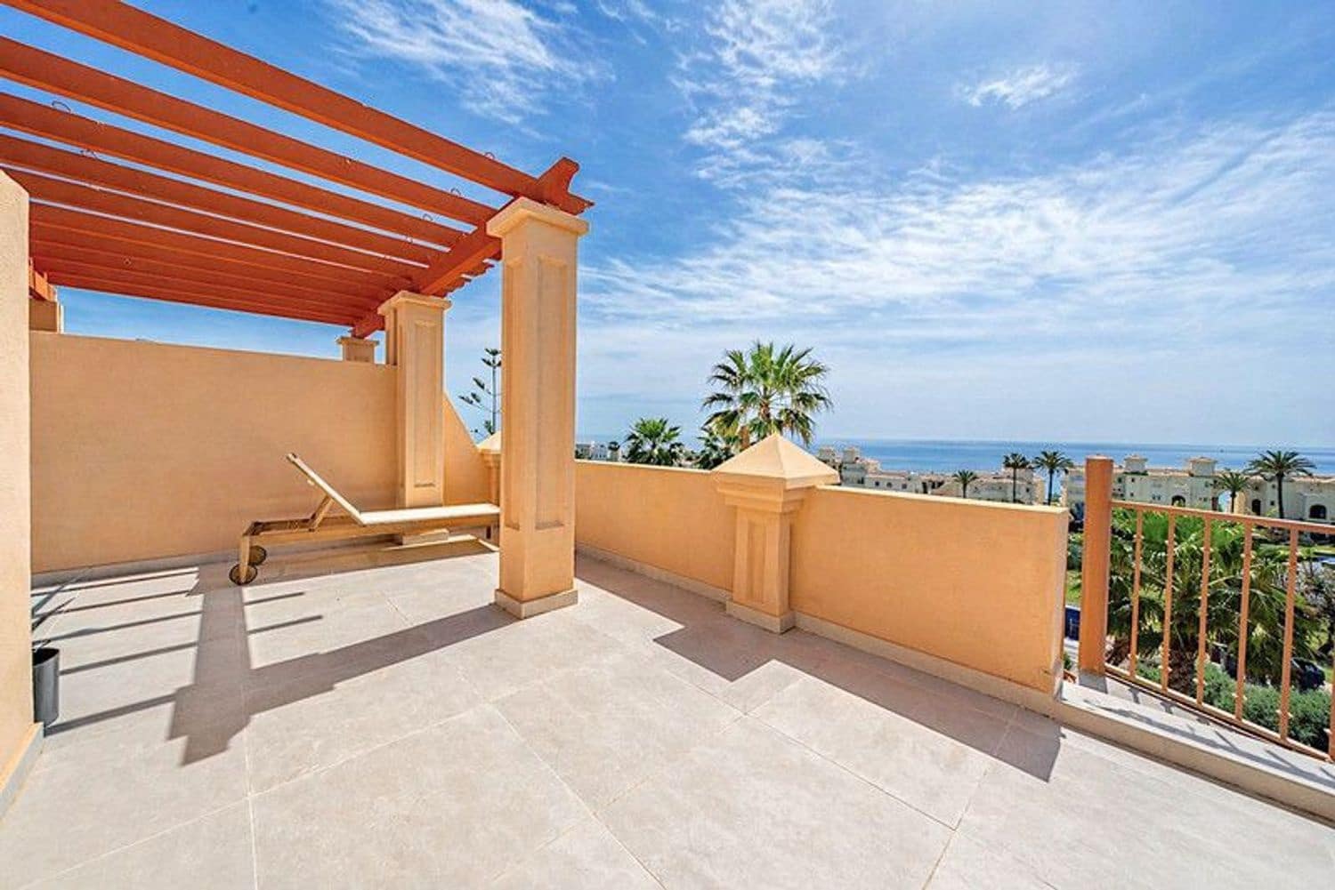 3 soveværelse Byhus til salg i Estepona med swimmingpool garage - € 599.000 (Ref: 10057909)