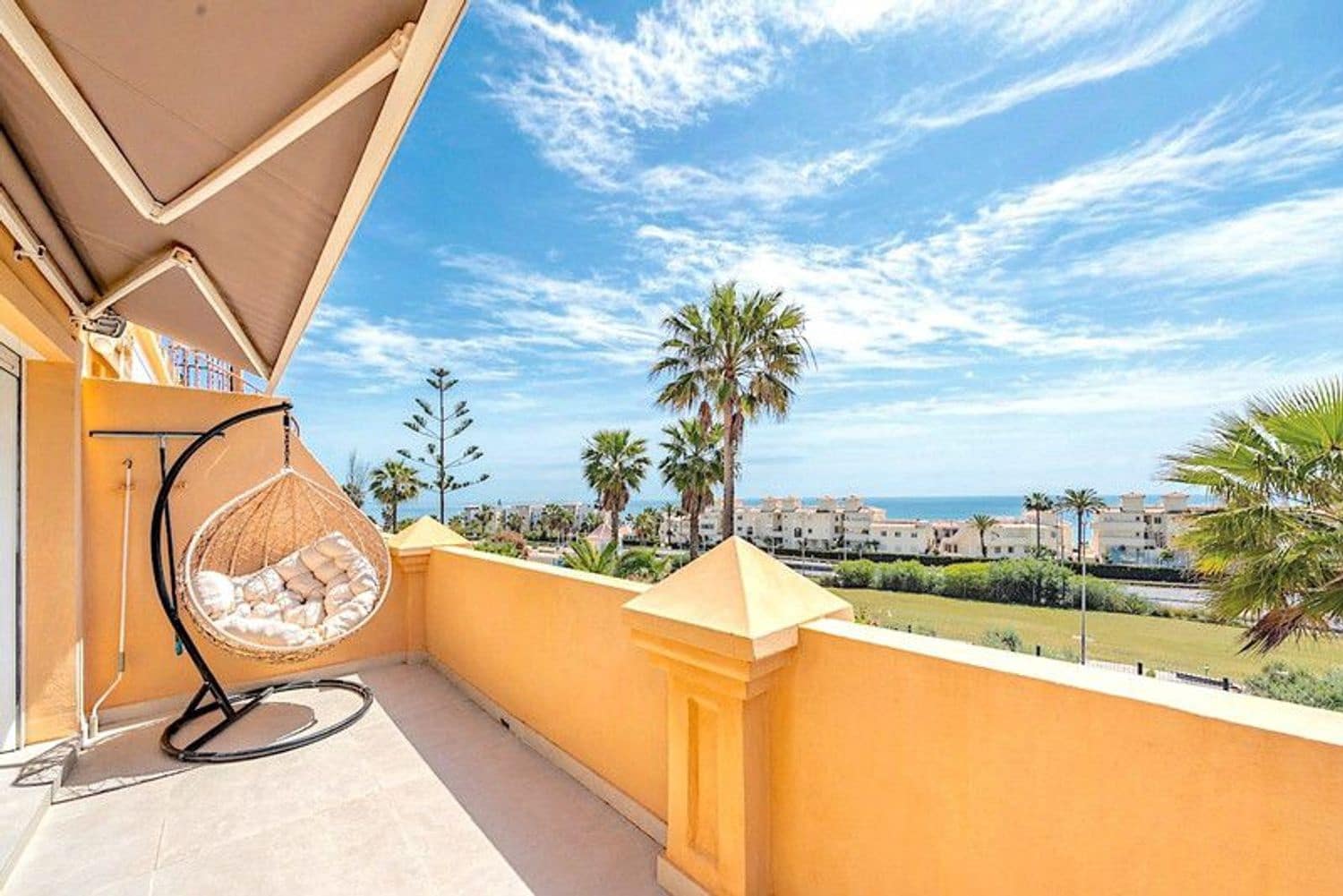 3 soveværelse Byhus til salg i Estepona med swimmingpool garage - € 599.000 (Ref: 10057909)