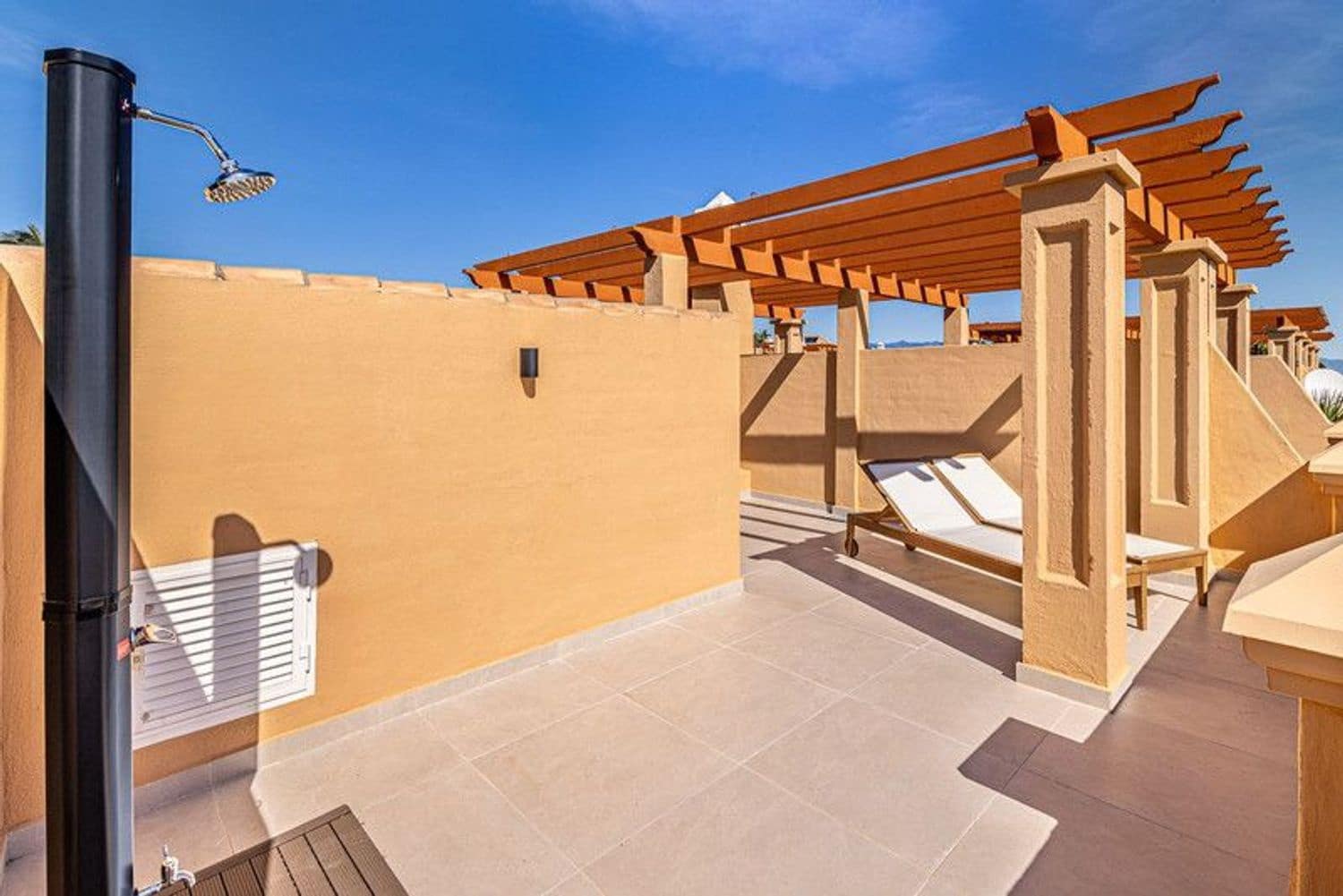 3 soveværelse Byhus til salg i Estepona med swimmingpool garage - € 599.000 (Ref: 10057909)