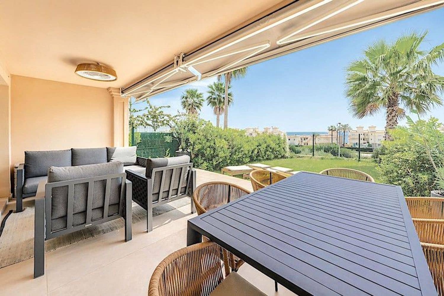3 soveværelse Byhus til salg i Estepona med swimmingpool garage - € 599.000 (Ref: 10057909)