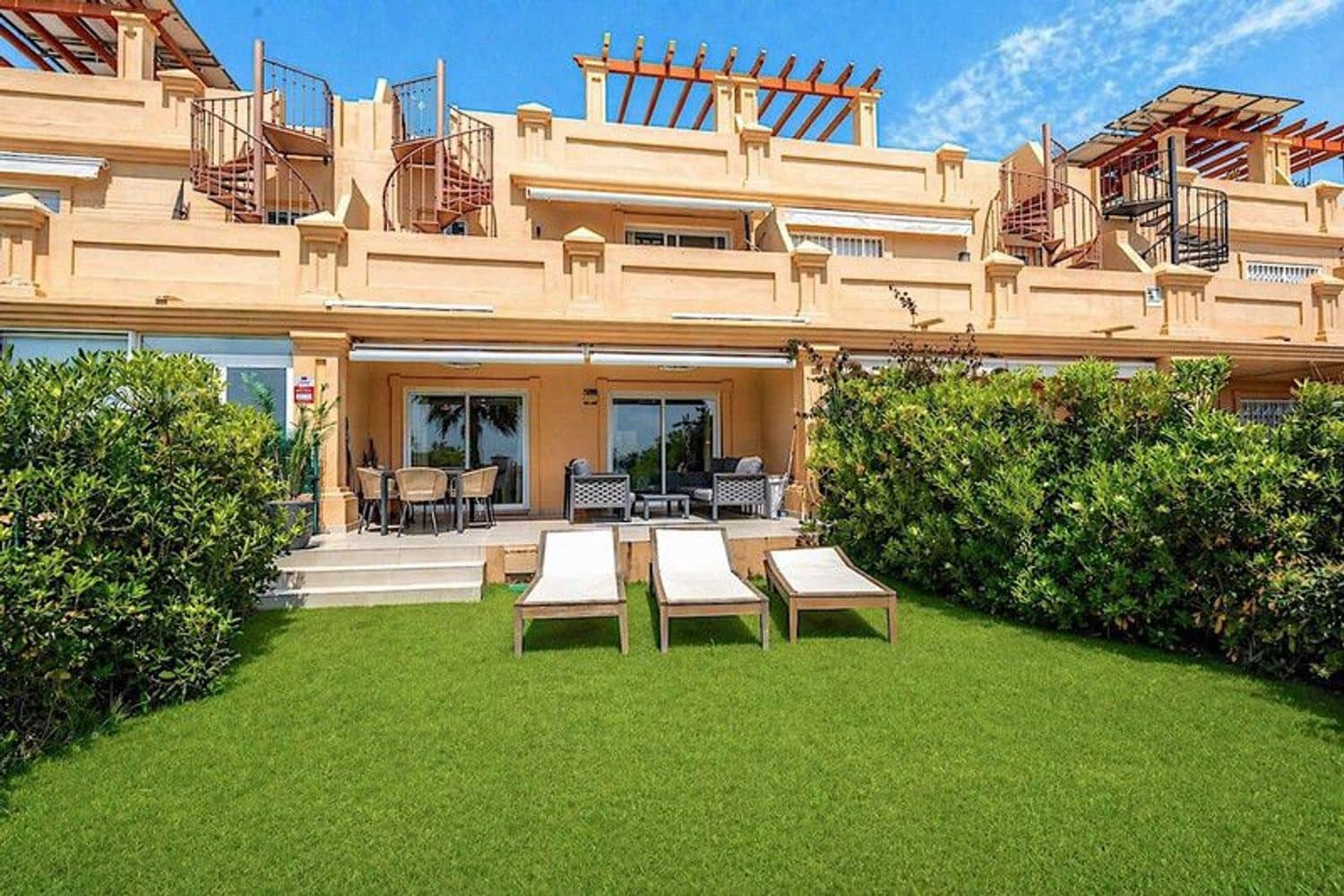 3 soveværelse Byhus til salg i Estepona med swimmingpool garage - € 599.000 (Ref: 10057909)