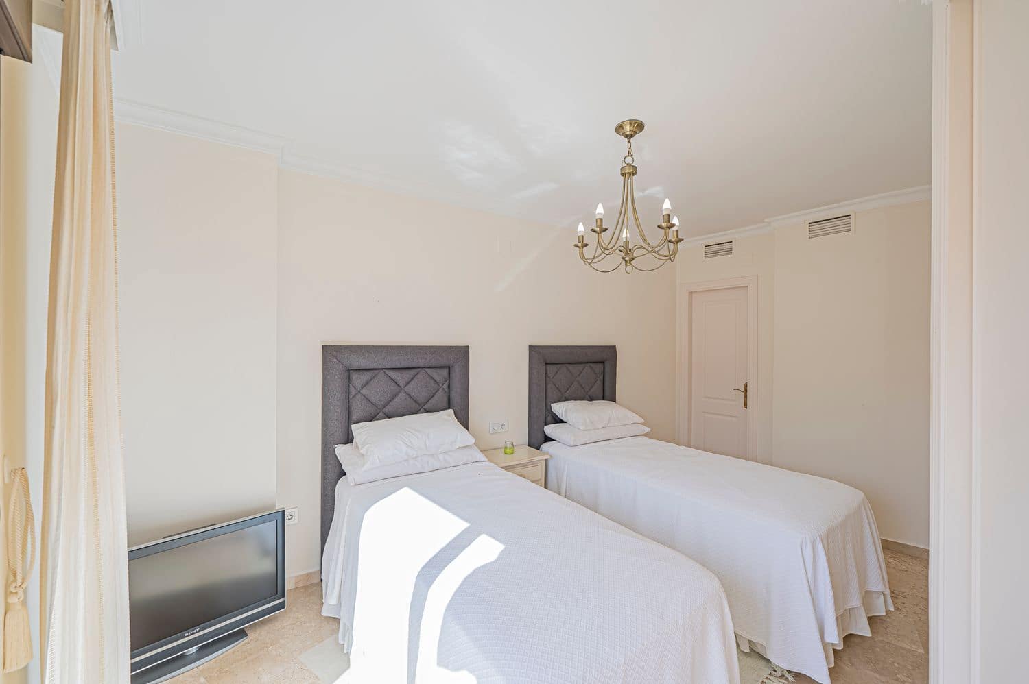 Apartamento de 3 habitaciones en New Golden Mile en venta con piscina garaje - 850.000 € (Ref: 10070342)