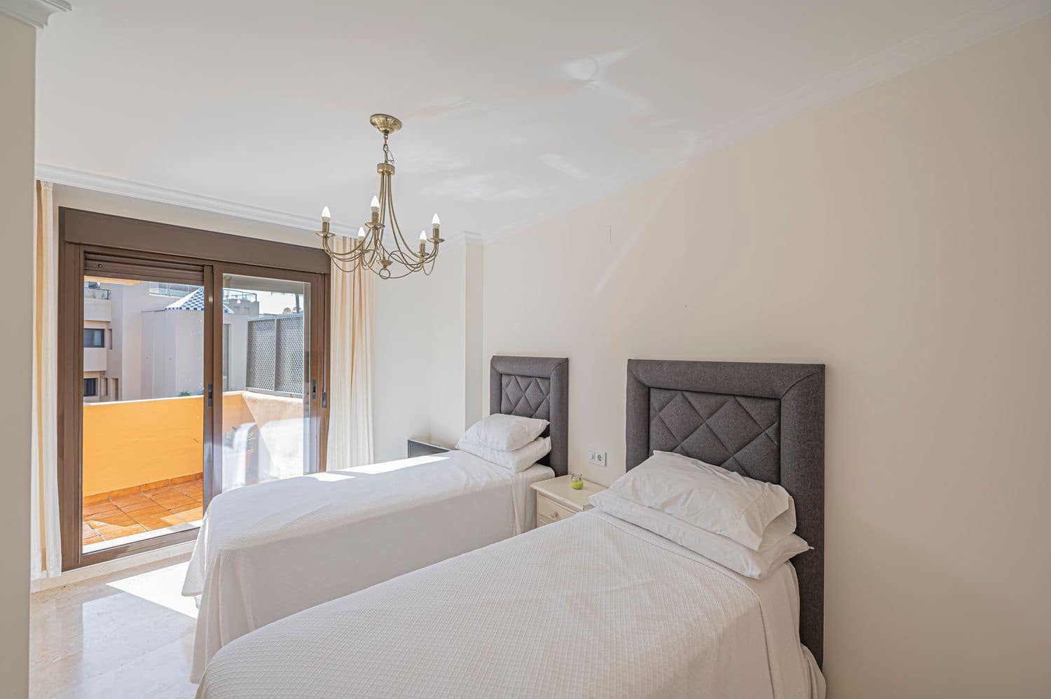 Apartamento de 3 habitaciones en New Golden Mile en venta con piscina garaje - 850.000 € (Ref: 10070342)