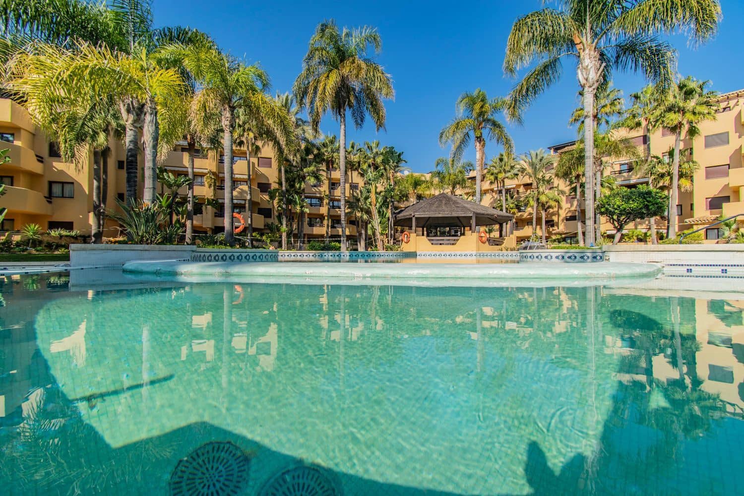 Apartamento de 3 habitaciones en New Golden Mile en venta con piscina garaje - 850.000 € (Ref: 10070342)