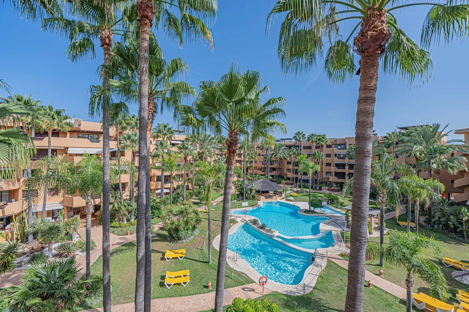 Apartamento de 3 habitaciones en New Golden Mile en venta con piscina garaje - 850.000 € (Ref: 10070342)
