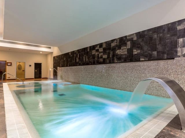 Apartamento de 3 habitaciones en Atalaya-Isdabe, Estepona en venta con piscina garaje - 795.000 € (Ref: 10090100)