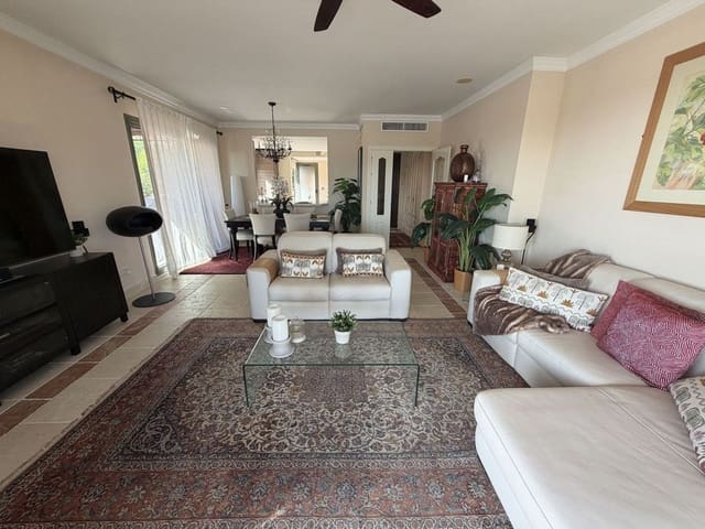 Apartamento de 3 habitaciones en Atalaya-Isdabe, Estepona en venta con piscina garaje - 795.000 € (Ref: 10090100)