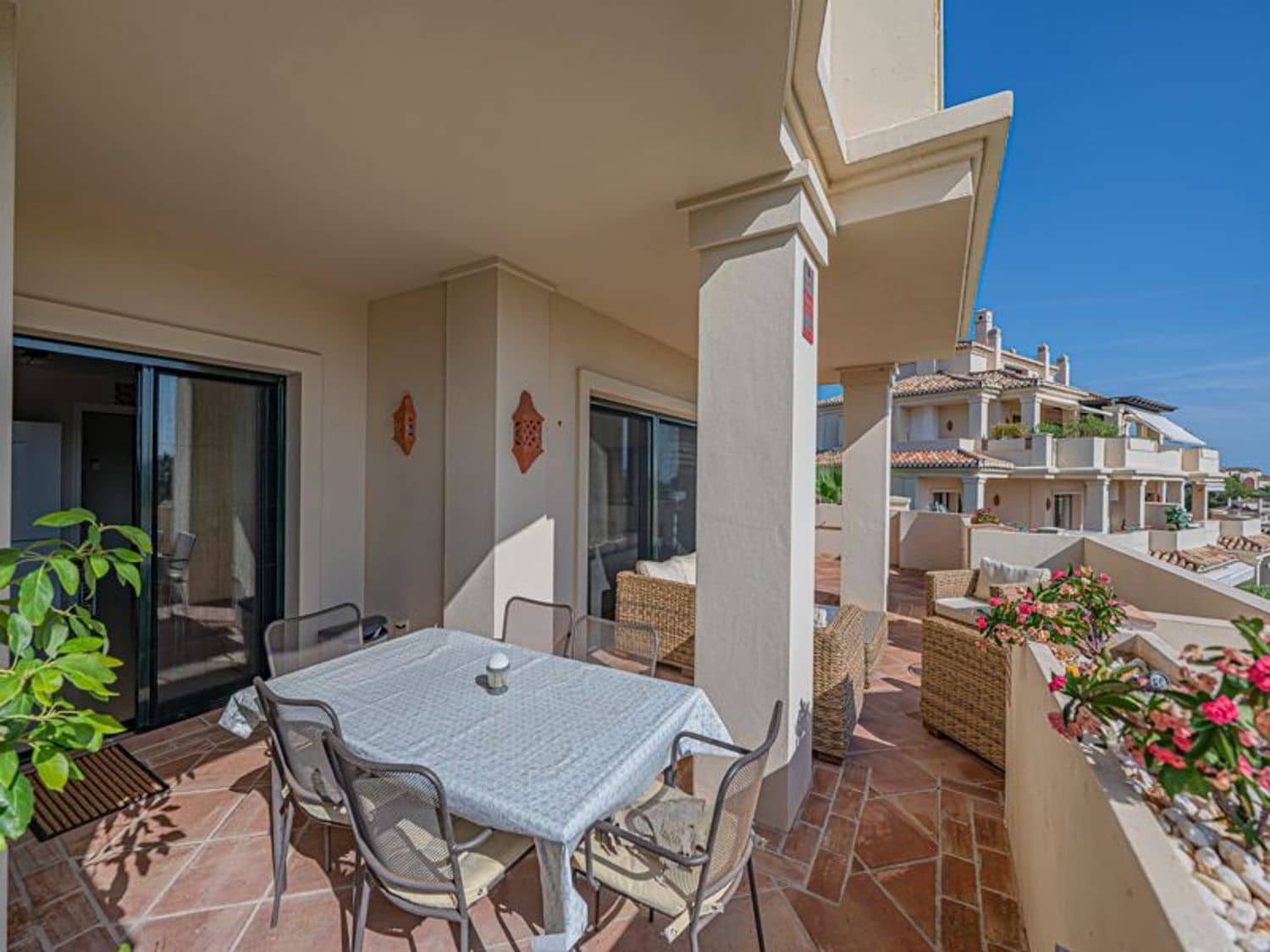 3 sypialnia Apartament na sprzedaż w Benahavis z basenem garażem - 899 000 € (Ref: 10132345)