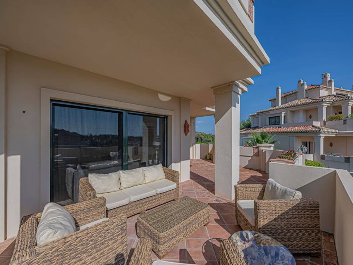 3 sypialnia Apartament na sprzedaż w Benahavis z basenem garażem - 899 000 € (Ref: 10132345)