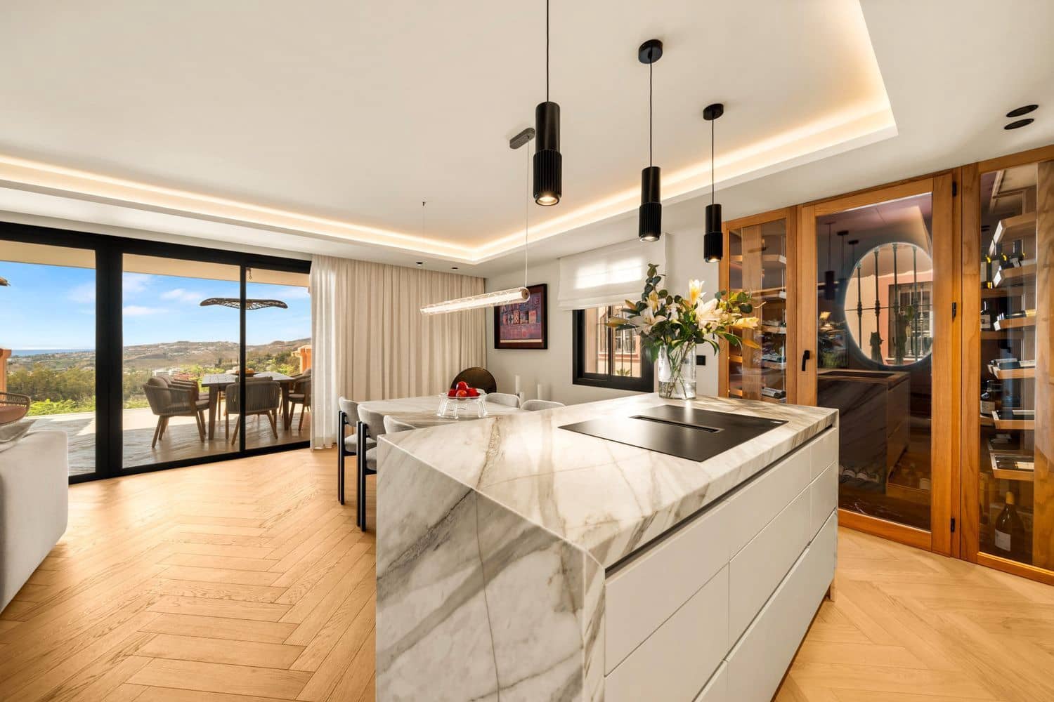 4 bedroom Apartment for sale in La Quinta with pool garage - € 1,595,000 (Ref: 10162116)