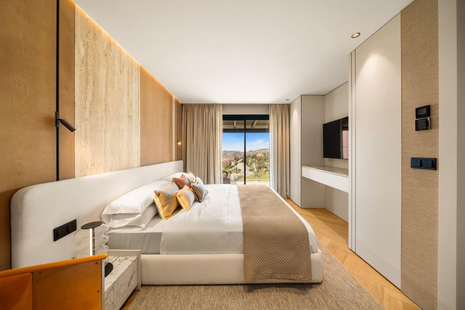 4 bedroom Apartment for sale in La Quinta with pool garage - € 1,595,000 (Ref: 10162116)