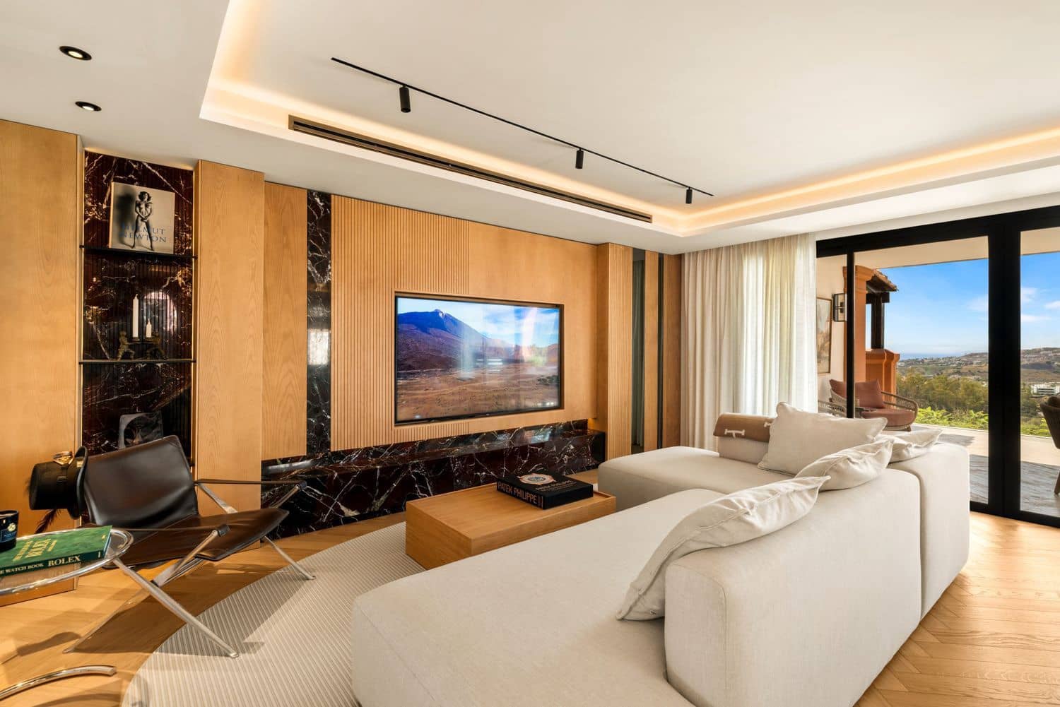 4 bedroom Apartment for sale in La Quinta with pool garage - € 1,595,000 (Ref: 10162116)