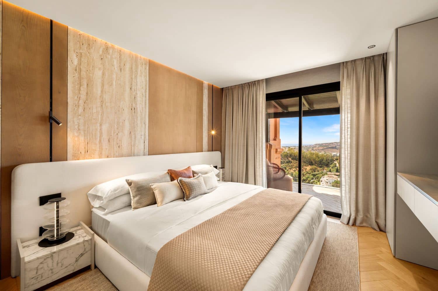 4 bedroom Apartment for sale in La Quinta with pool garage - € 1,595,000 (Ref: 10162116)