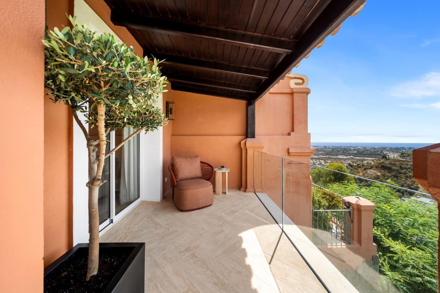 4 bedroom Apartment for sale in La Quinta with pool garage - € 1,595,000 (Ref: 10162116)