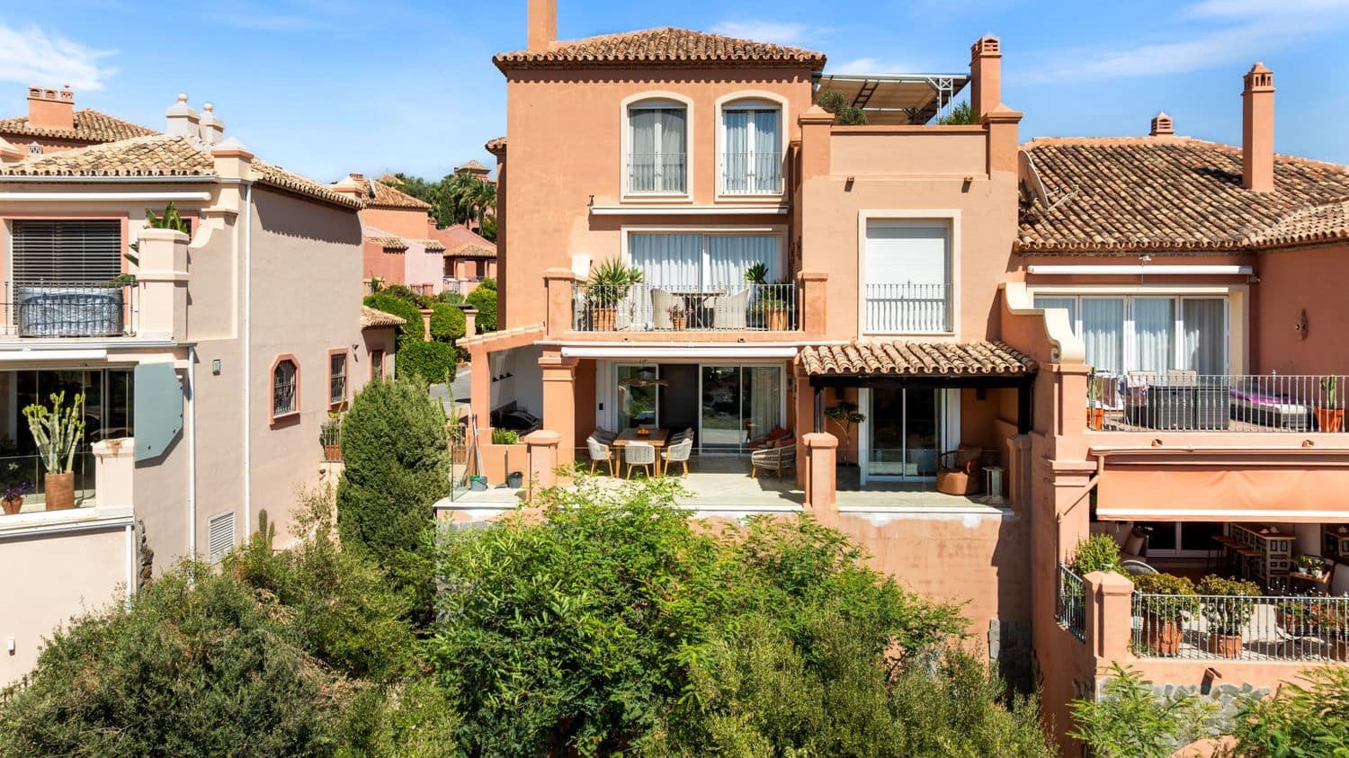 4 bedroom Apartment for sale in La Quinta with pool garage - € 1,595,000 (Ref: 10162116)