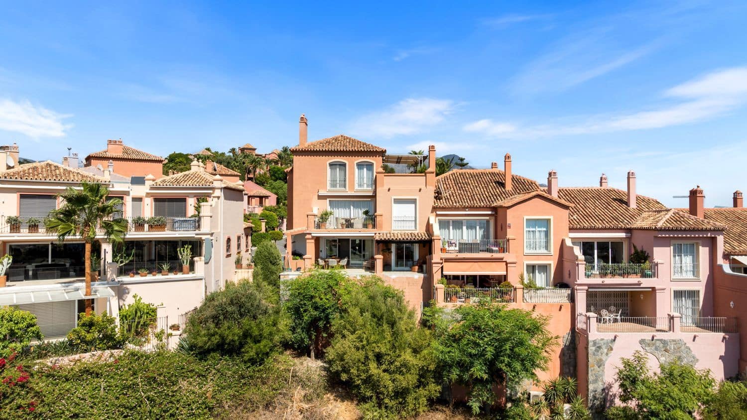 4 bedroom Apartment for sale in La Quinta with pool garage - € 1,595,000 (Ref: 10162116)