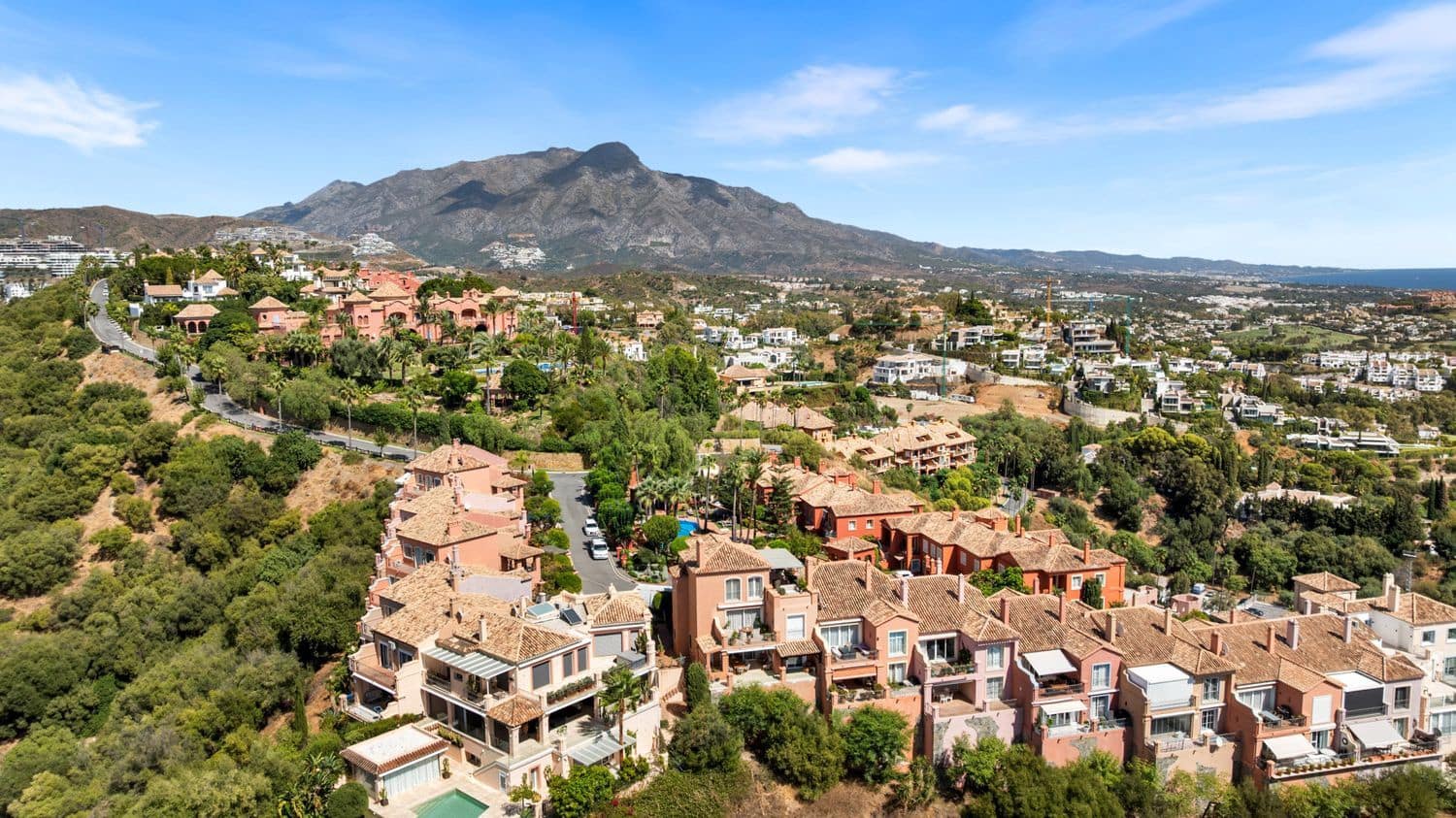 4 bedroom Apartment for sale in La Quinta with pool garage - € 1,595,000 (Ref: 10162116)