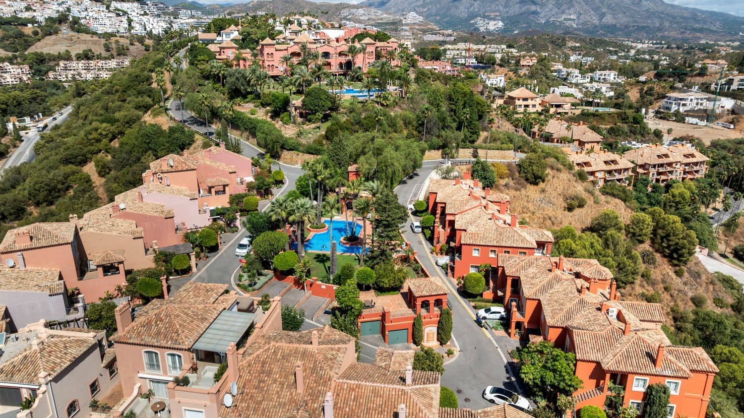 4 bedroom Apartment for sale in La Quinta with pool garage - € 1,595,000 (Ref: 10162116)