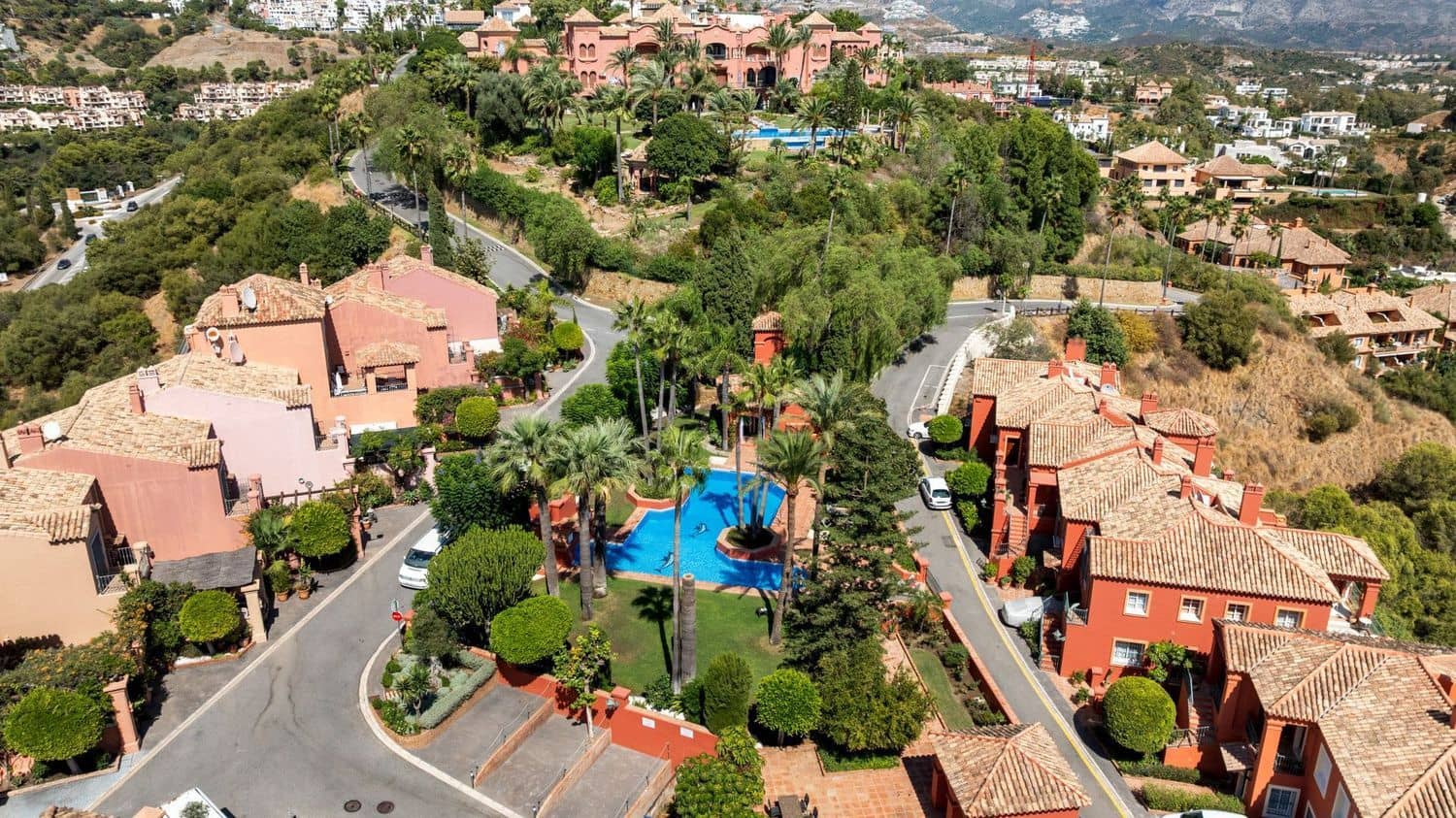 4 bedroom Apartment for sale in La Quinta with pool garage - € 1,595,000 (Ref: 10162116)