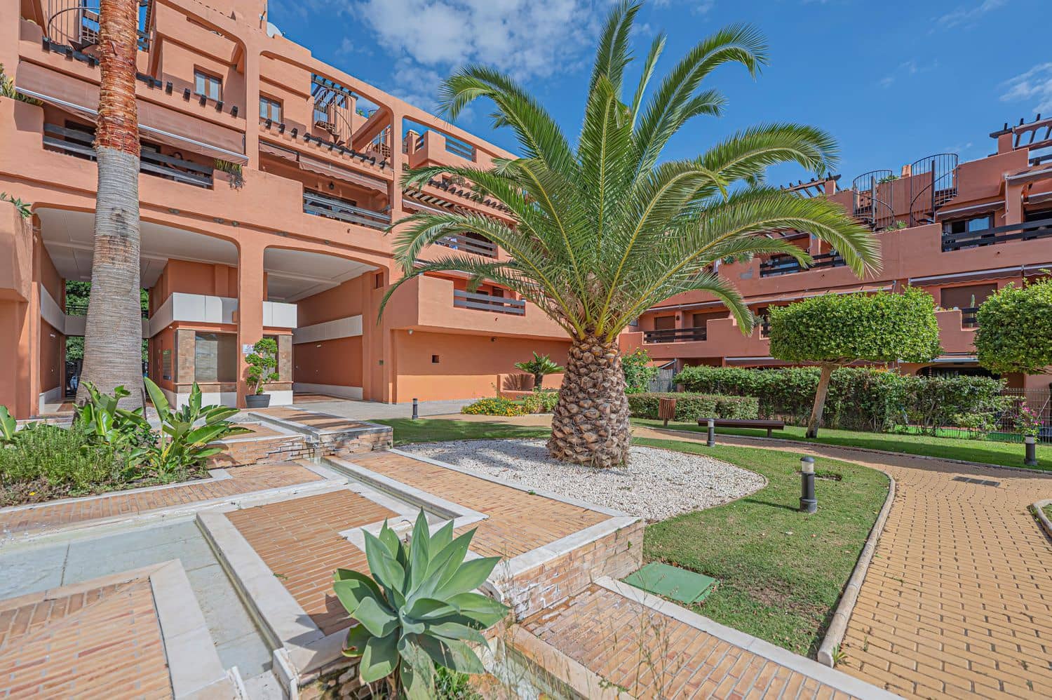 2 soverom Leilighet til salgs i New Golden Mile med svømmebasseng garasje - € 730 000 (Ref: 10162118)