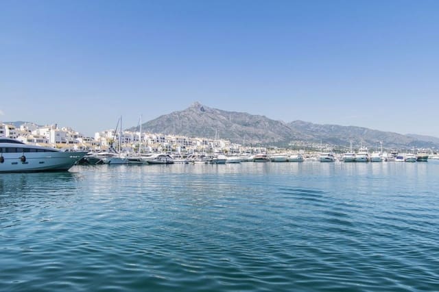 Apartamento de 3 habitaciones en Puerto Banus, Marbella en venta con piscina garaje - 1.098.000 € (Ref: 10162562)