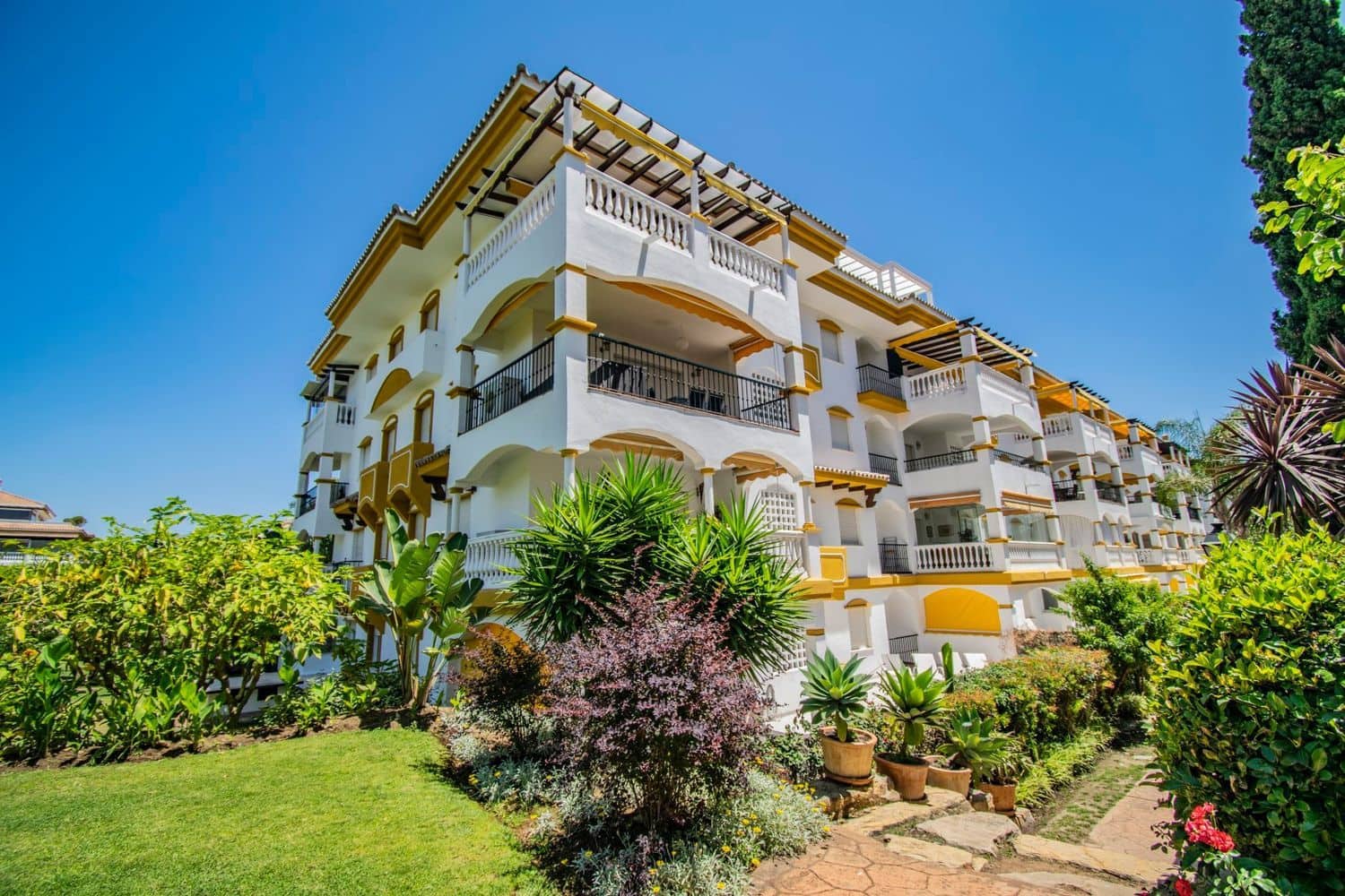 2 slaapkamer Appartement te koop in Nueva Andalucia met zwembad garage - € 390.000 (Ref: 8204965)