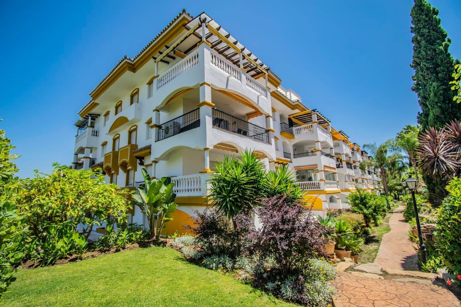 2 slaapkamer Appartement te koop in Nueva Andalucia met zwembad garage - € 390.000 (Ref: 8204965)