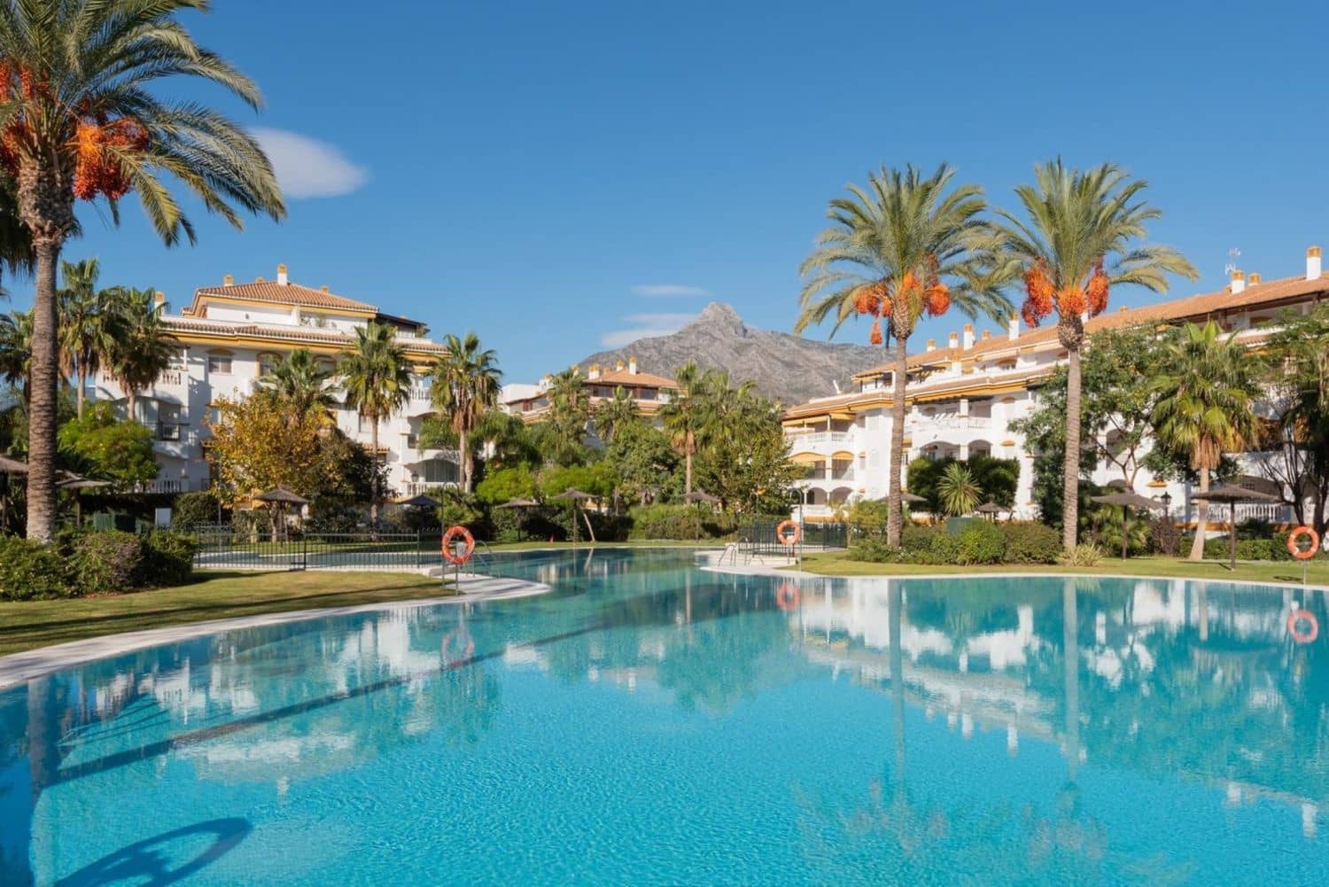 2 slaapkamer Appartement te koop in Nueva Andalucia met zwembad garage - € 390.000 (Ref: 8204965)