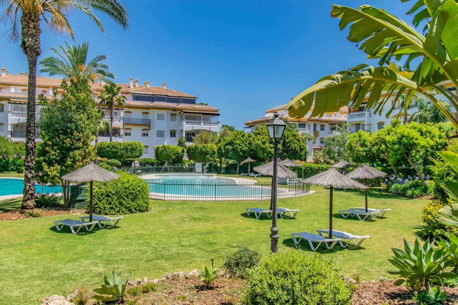 2 slaapkamer Appartement te koop in Nueva Andalucia met zwembad garage - € 390.000 (Ref: 8204965)