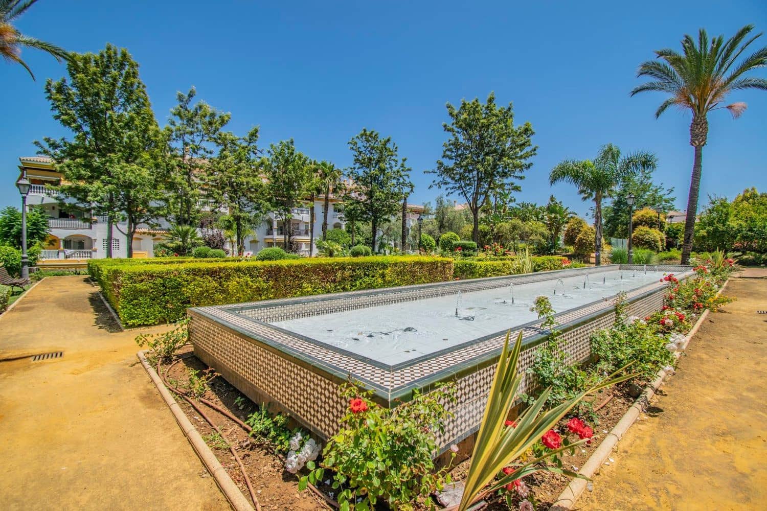 2 slaapkamer Appartement te koop in Nueva Andalucia met zwembad garage - € 390.000 (Ref: 8204965)