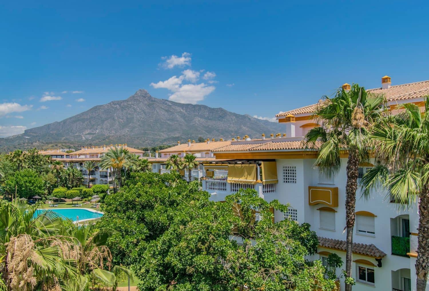 2 slaapkamer Appartement te koop in Nueva Andalucia met zwembad garage - € 390.000 (Ref: 8204965)