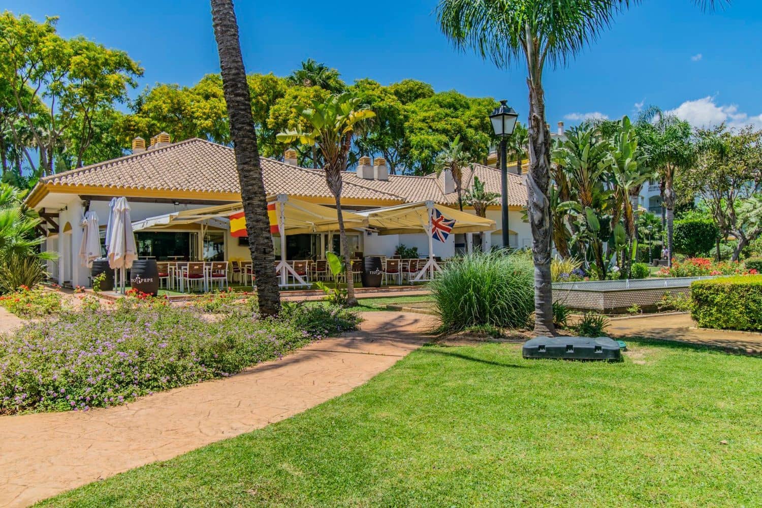 2 slaapkamer Appartement te koop in Nueva Andalucia met zwembad garage - € 390.000 (Ref: 8204965)