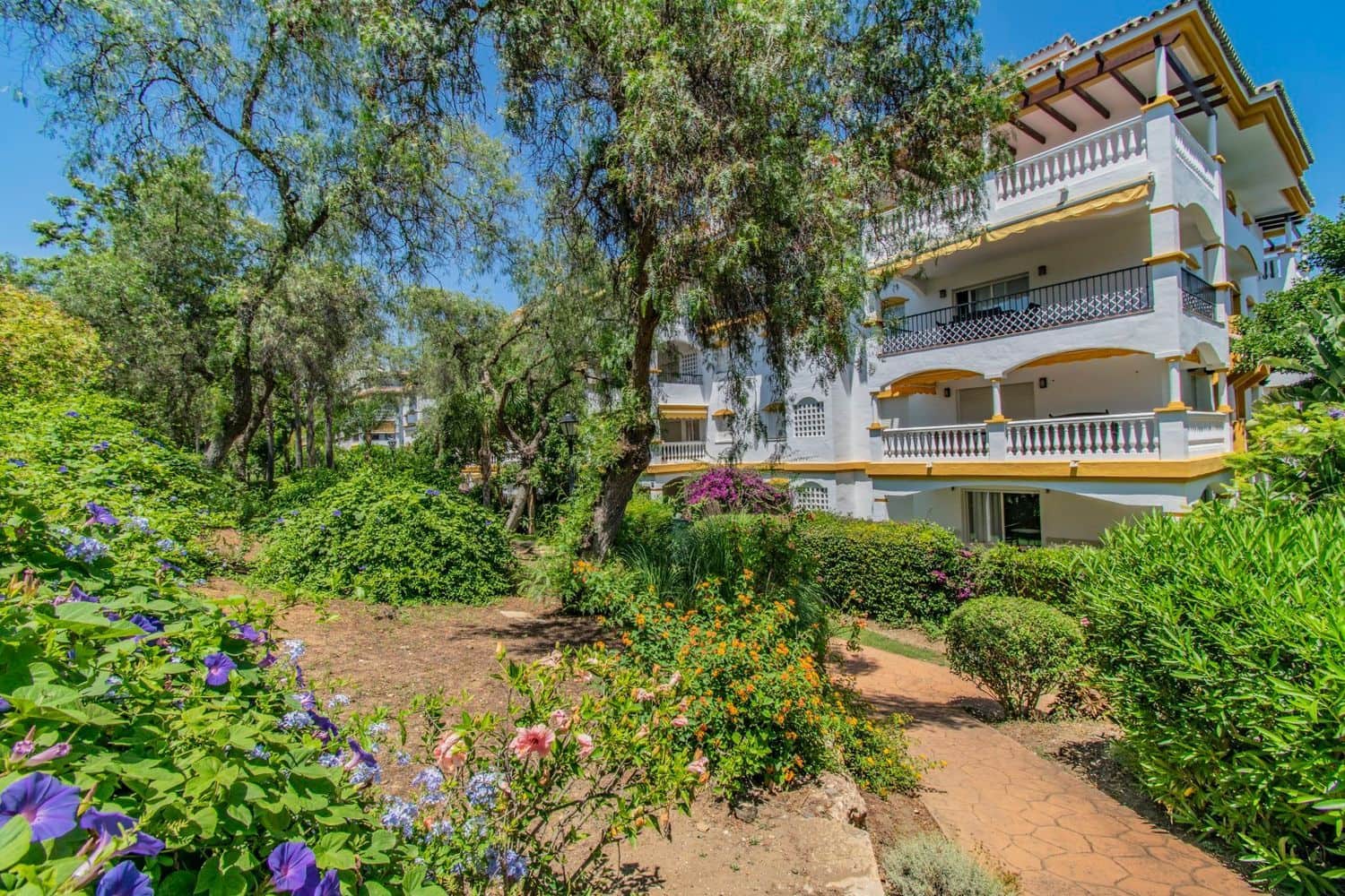 2 slaapkamer Appartement te koop in Nueva Andalucia met zwembad garage - € 390.000 (Ref: 8204965)